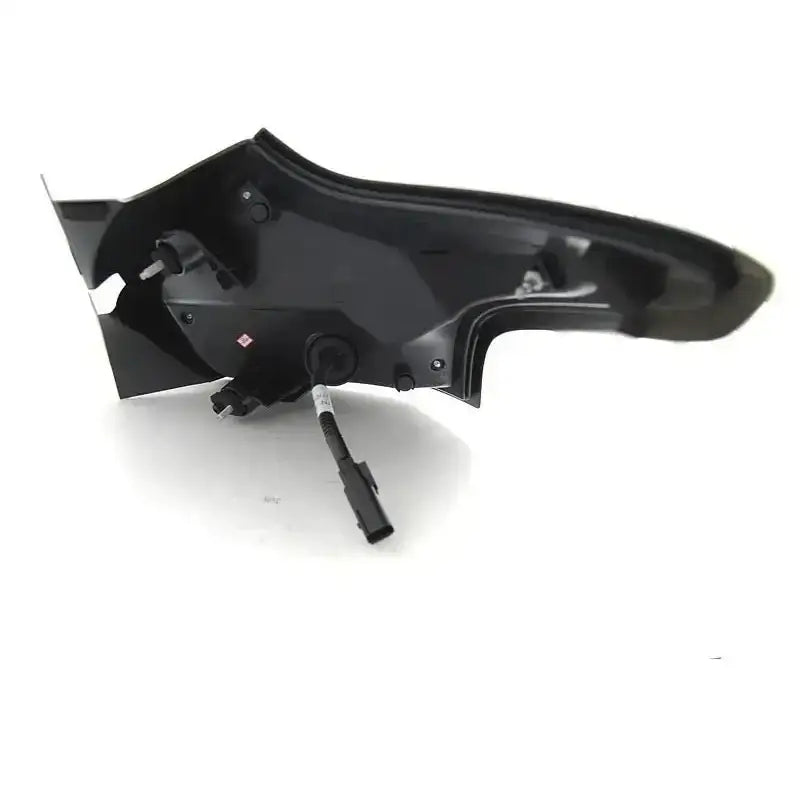 Baklamper Ford Focus 3 Hatchback 15-18 LED, vist fra baksiden med ledninger og monteringspunkter.