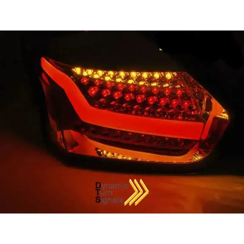 Baklys Ford Focus 3 hatchback LED med røde og gule dynamiske blinklys, skråvisning i mørkt miljø.