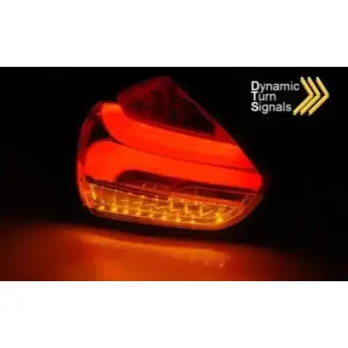 Baklys Ford Focus 3 hatchback LED med røde og oransje lys, sett fra skrå vinkel.