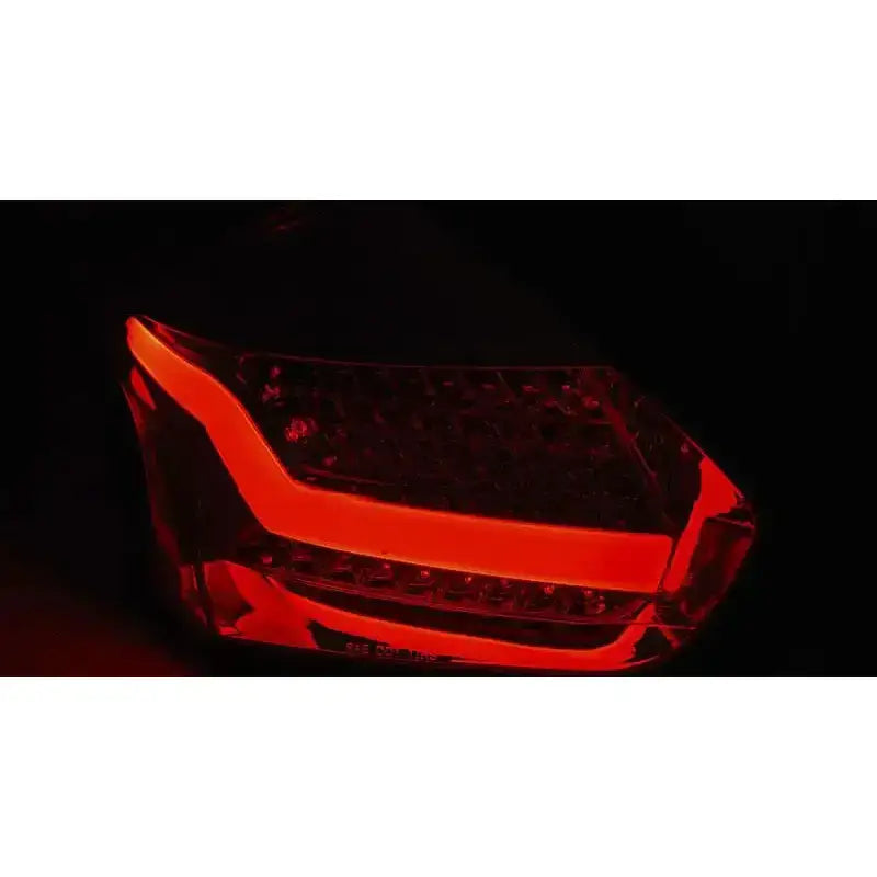 Baklys Ford Focus 3 Hatchback med rød LED-lysstripe og kromdetaljer, sett skrått bakfra i mørket.