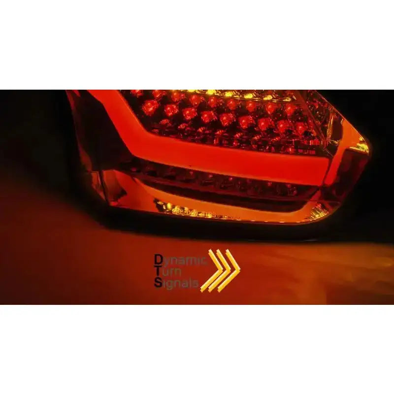 Baklamper Ford Focus 3 hatchback med oransje LED-blinklys og teksten "Dynamic Turn Signals".