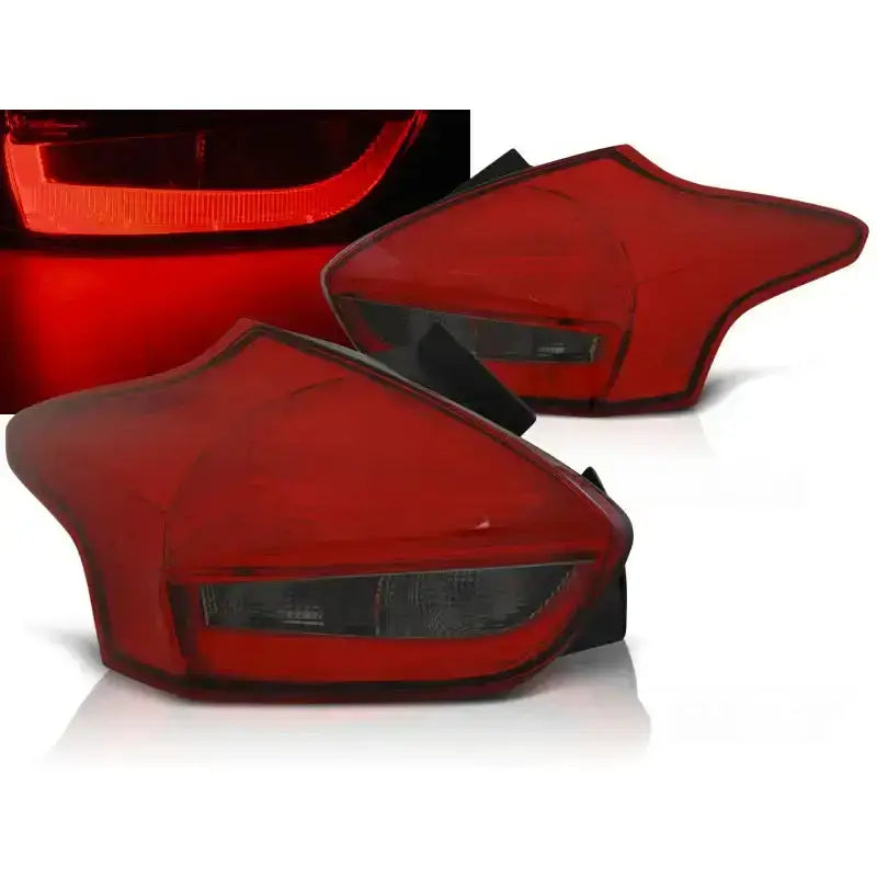 Baklykter Ford Focus 3 15- Hatchback Red Smoke LED, sett fra skrå vinkel med sorte detaljer.