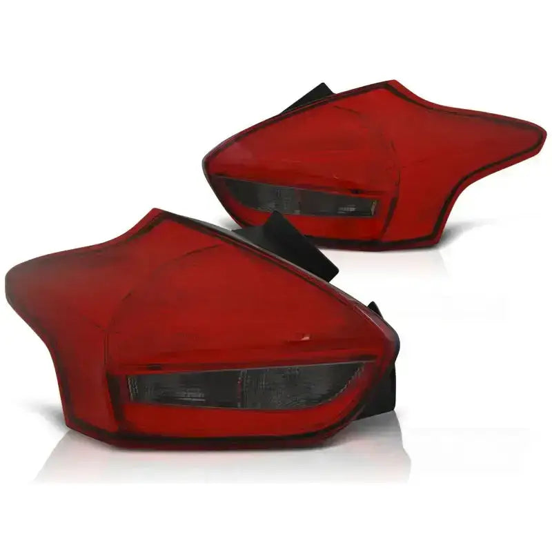 Baklykt Ford Focus 3 Hatchback LED, rød plast med sotede felt og markerte kanter, skrå forfra.