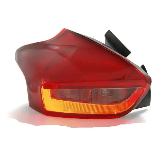 Baklys Ford Focus 3 Hatchback Red Smoke LED sett fra skrå side med sorte detaljer.
