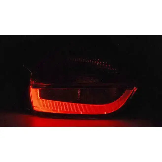 Baklamper Ford Focus 3 Hatchback med rød LED, sett skrått bakfra i mørkt miljø.