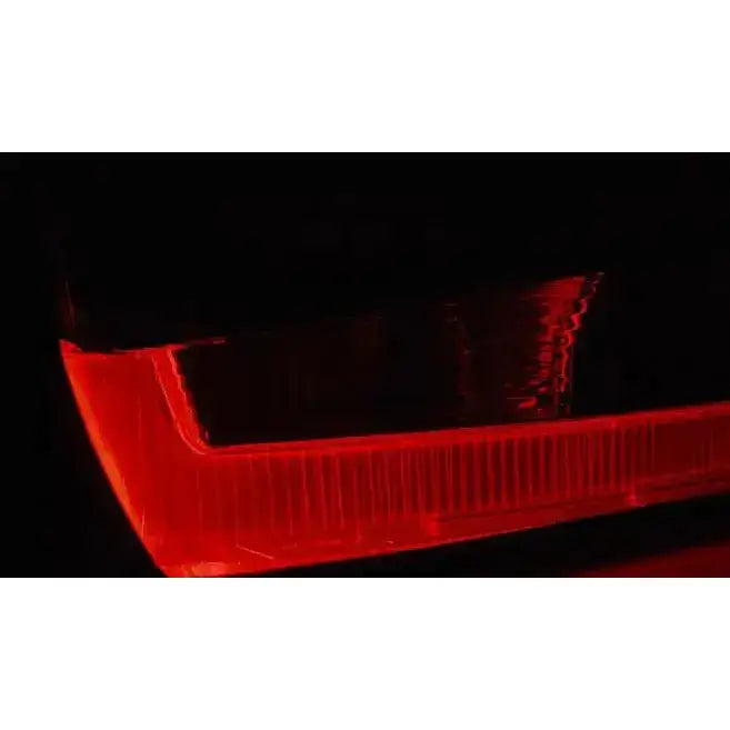 Baklykter Ford Focus 3 15- Hatchback i rødt plast med klare refleksdetaljer, sett i mørkt miljø.