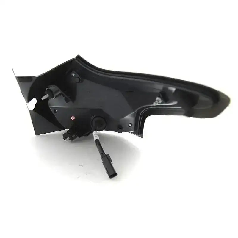 Baklykter Ford Focus 3 LED vist bakfra med sort plast, kabel og festepunkter i skrå vinkel.