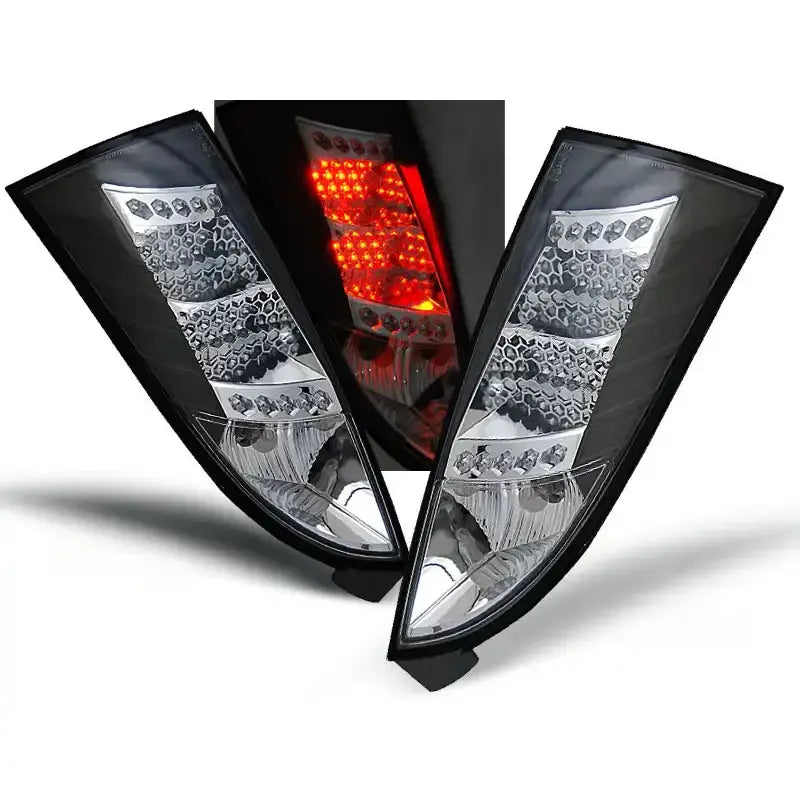 Baklykter Ford Focus Mk1 Black Led med tent rødt LED-lys, sett fra skrå vinkel.