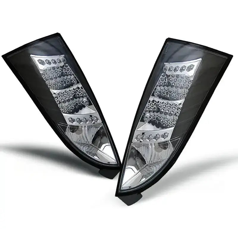 Baklykt Ford Focus Mk1 Black Led med svart ramme og sekskantede reflektorer, sett forfra.