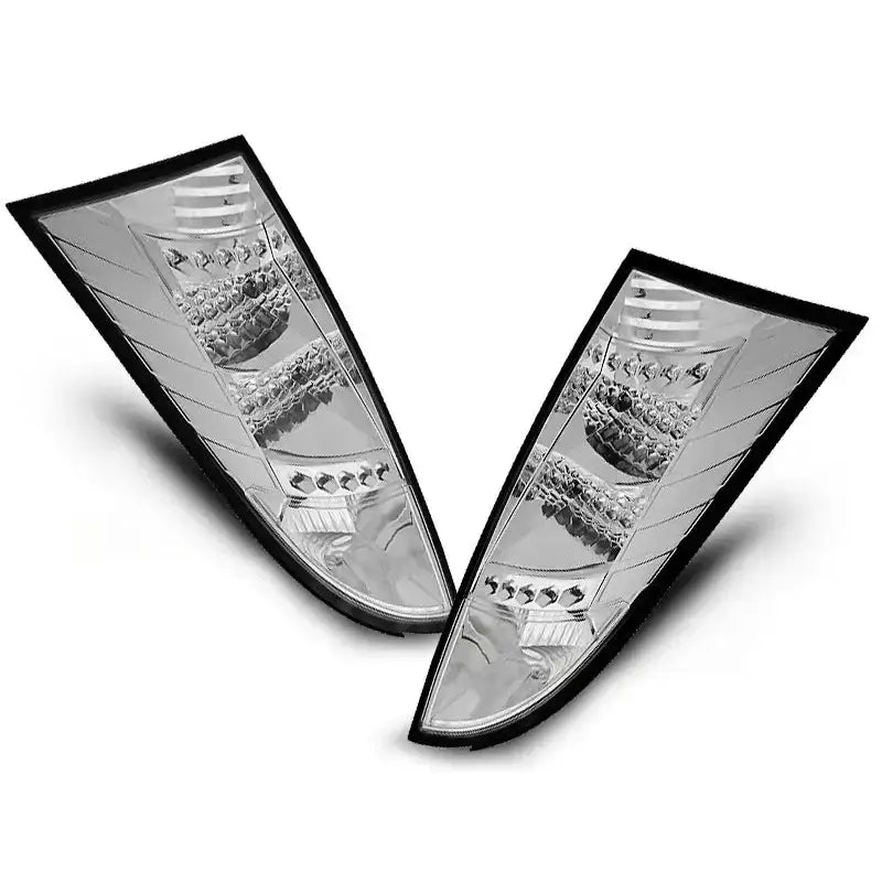 Baklykt Ford Focus Mk1 Chrome Led med krominnside og svarte kanter sett fra skrå vinkel.