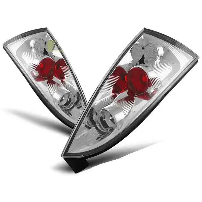 Baklykter Ford Focus Mk1 hatchback i klart glass med røde og sølvdetaljer, skrå vinkel.