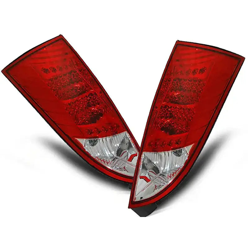 Baklykt Ford Focus Mk1 LED rød og hvit, skrå forsidevisning med sølvdetaljer på hvit bakgrunn.