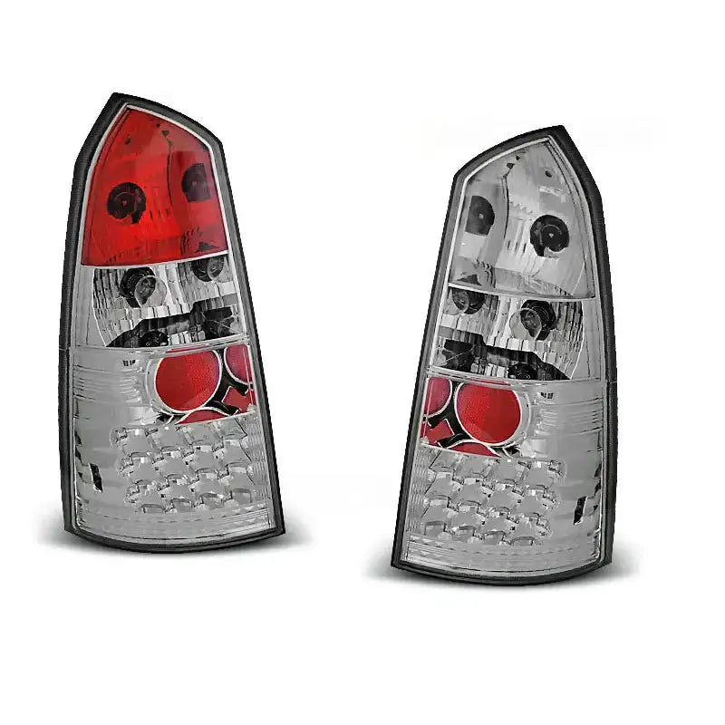 Baklykt Ford Focus Mk1 stasjonsvogn Chrome LED, sett forfra med klar plast og røde detaljer.