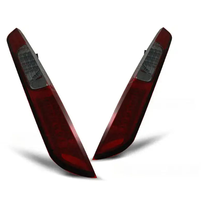 Baklykter Ford Focus Mk2 08-10 HB i rød plast med sotet LED-felt, sett skrått forfra.