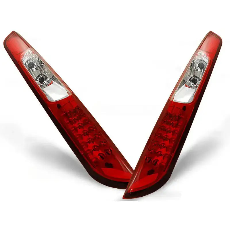 Baklykter Ford Focus Mk2 LED i rød og hvit plast, sett skrått forfra mot hvit bakgrunn.