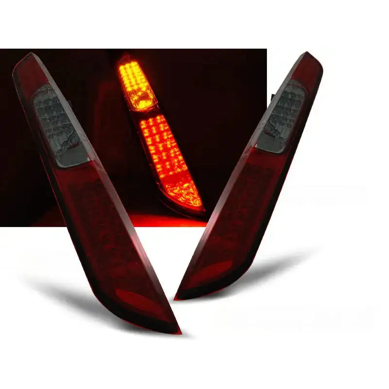 Baklykter Ford Focus Mk2 Red Smoke LED sett fra skrå vinkel, én lykt opplyst med sterkt rødt lys.