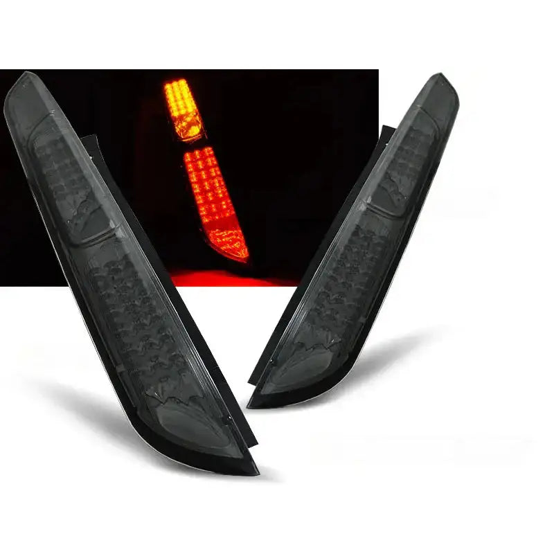 Baklykter Ford Focus Mk2 09.04-08 HB Smoke Led med sotet plast og røde LED-lys sett fra skrå vinkel.