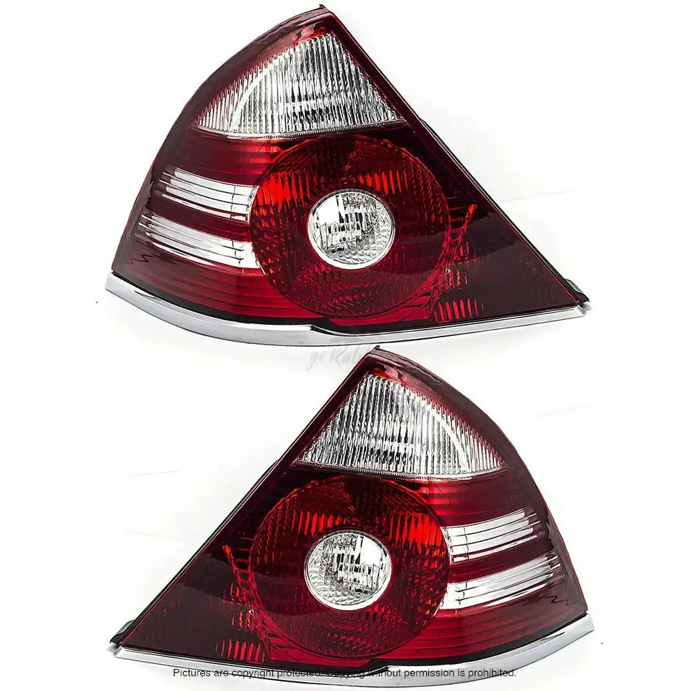 Baklykter Ford Mondeo 05-07 med trekantet design, rød og klar plast, kromkant, sett fra skrå vinkel.