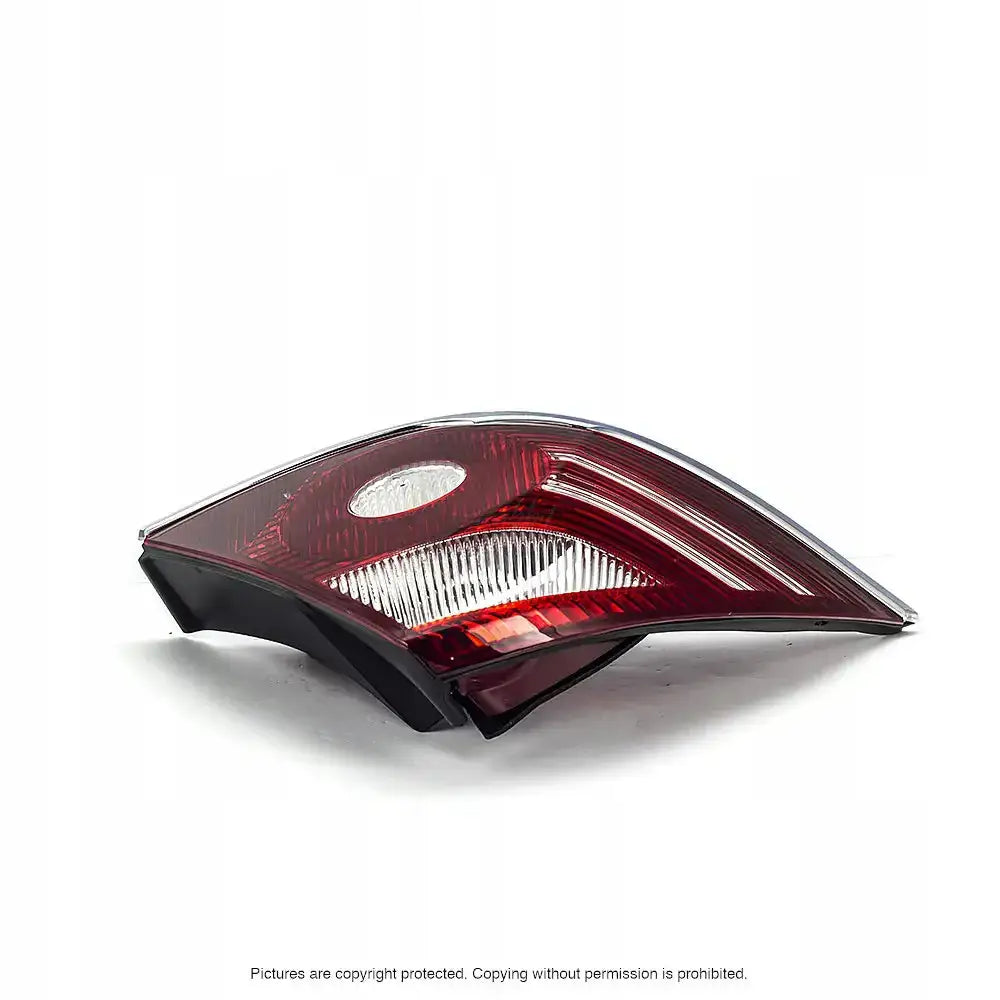 Baklykter Ford Mondeo 05-07 i rød og klar plast, sett fra siden med synlige reflektordetaljer.