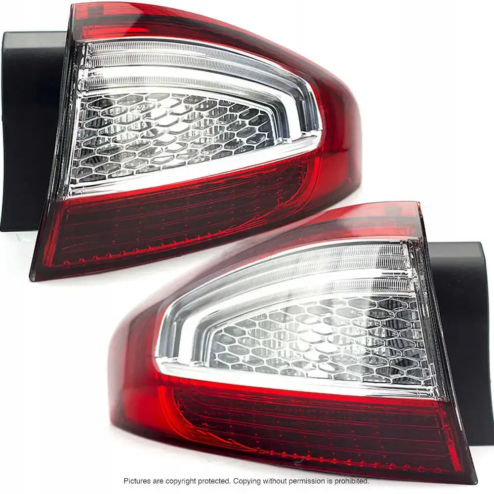 Baklykter Ford Mondeo IV Facelift 10-14 LED sett med rød og klar plast, sekskantmønster, skrå vinkel.