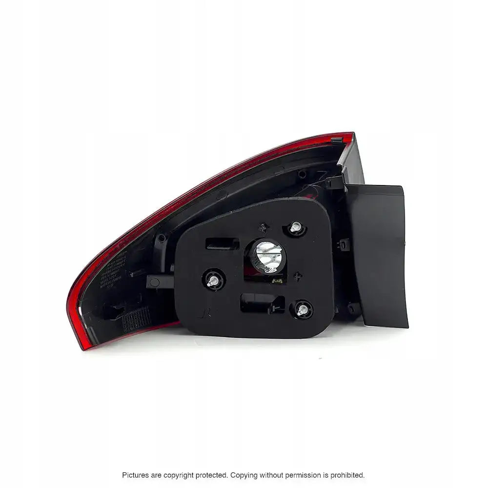 Baklykt Ford Mondeo IV Facelift LED vist fra skrå bakside med monteringspunkter og pæreholder.