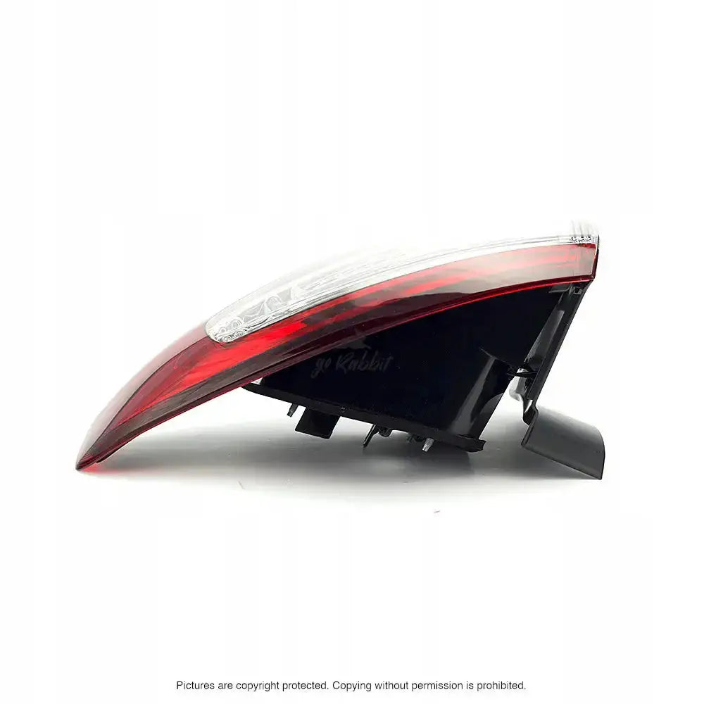 Baklys Ford Mondeo IV Facelift 10-14 LED, sett fra siden med klar og rød linse og svart sokkel.