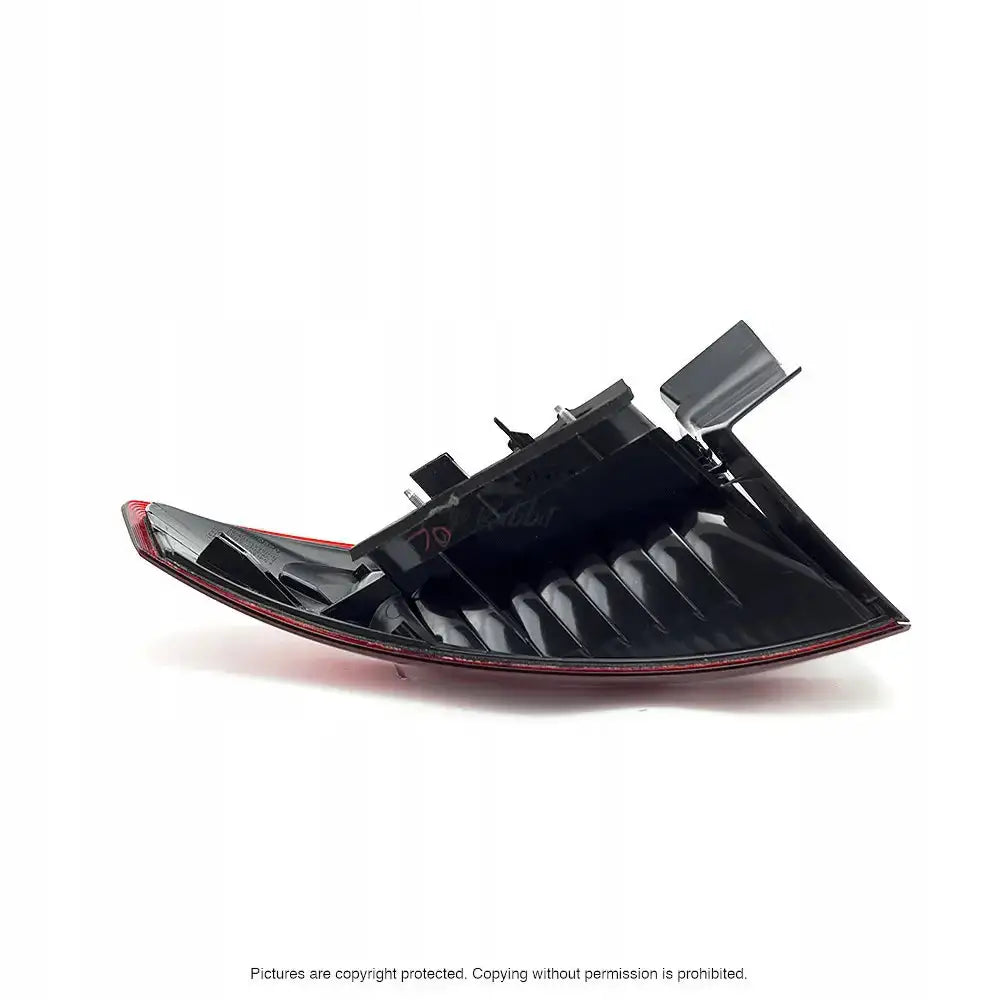 Baklamper Ford Mondeo IV Facelift 10-14 LED vist fra skrå vinkel bakfra med synlige monteringsdetaljer.