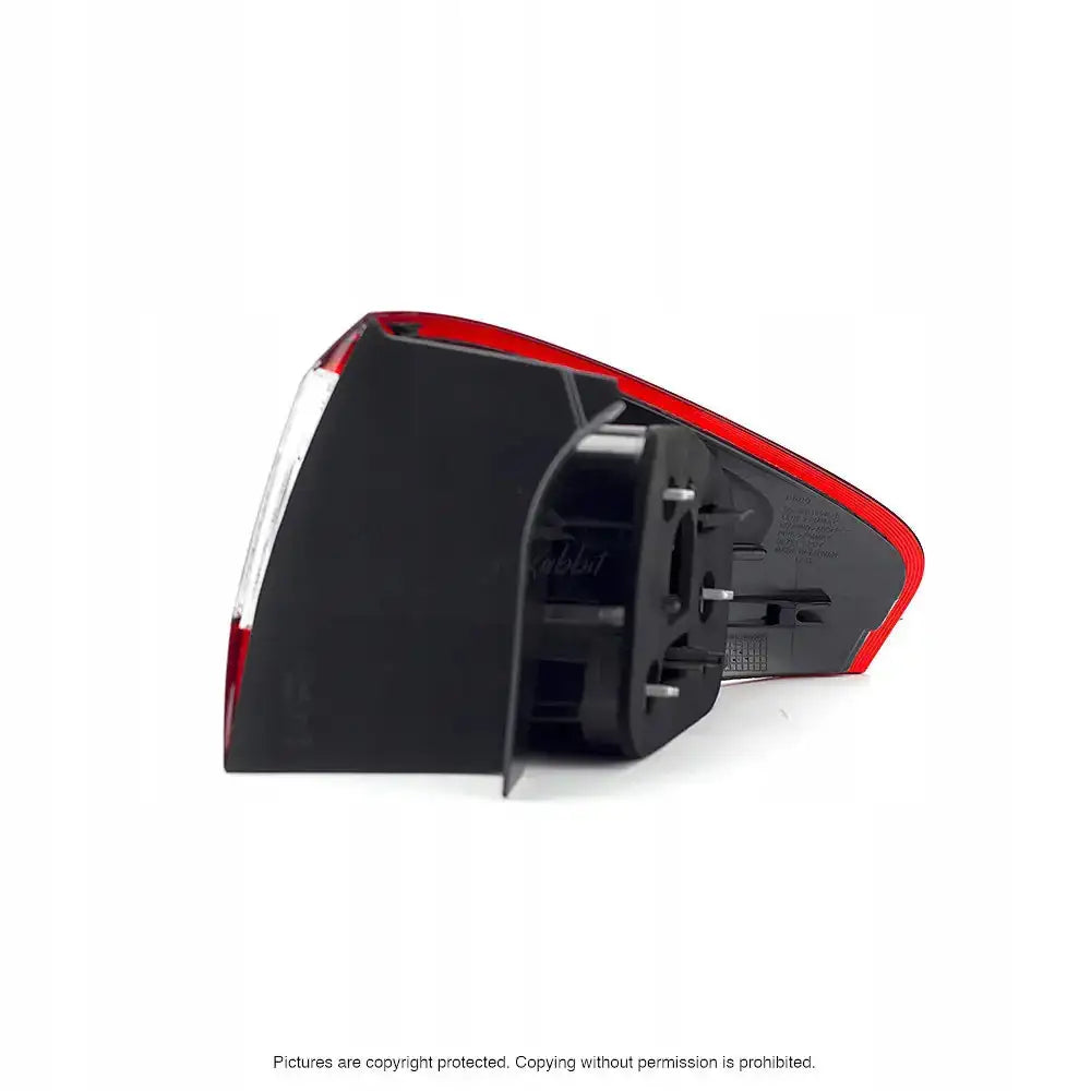 Baklykt Ford Mondeo IV Facelift 10-14 LED sett fra siden med synlig feste og kontakter.