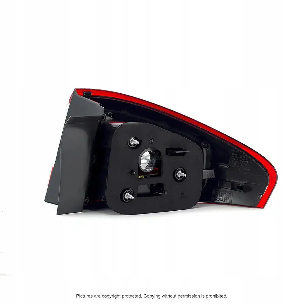 Baklamper Ford Mondeo IV Facelift 10-14 LED sett fra undersiden med synlige festeplugger og pæreåpning.