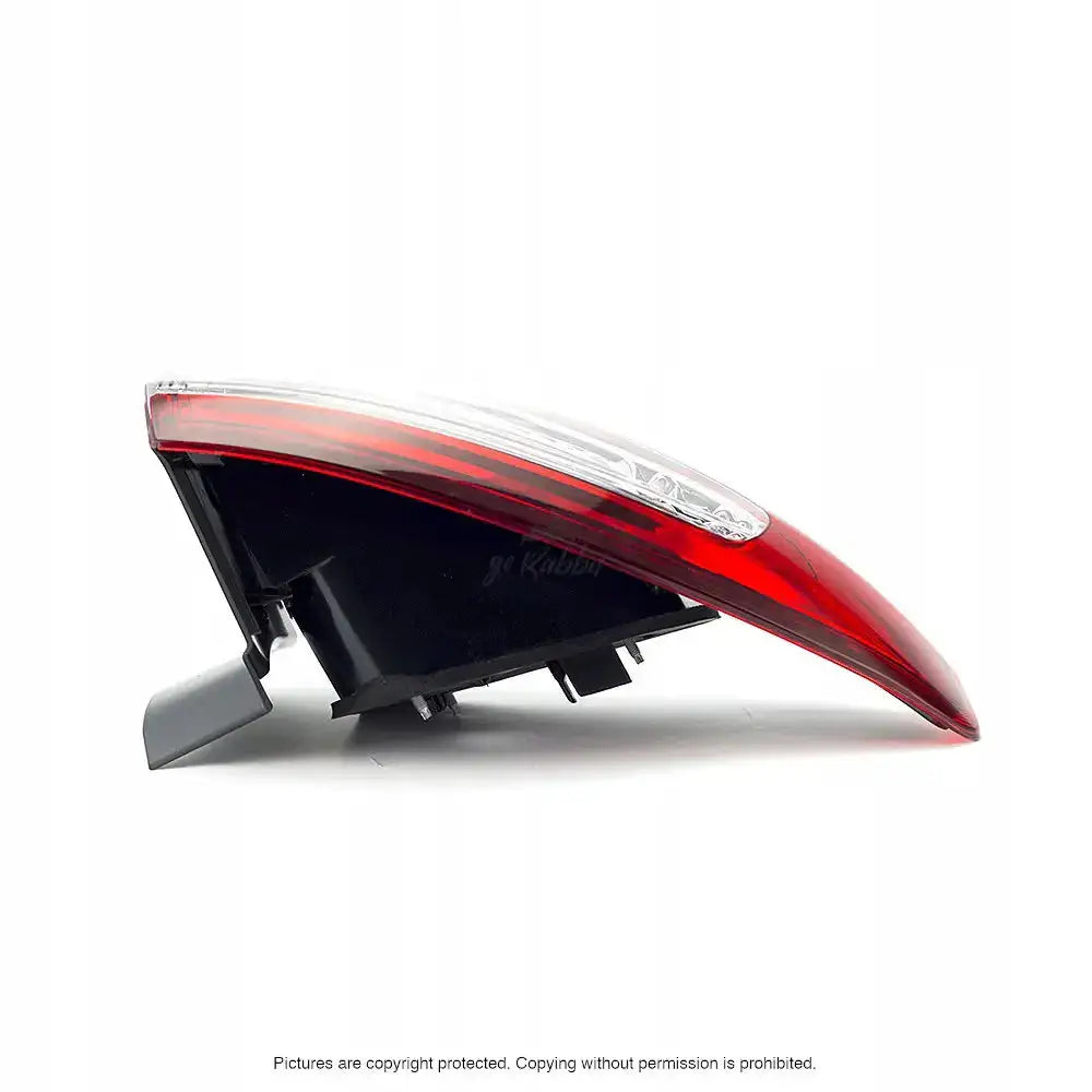 Baklykter Ford Mondeo IV Facelift 10-14 LED sett fra siden med rødt og klart glass og svarte monteringsfester.