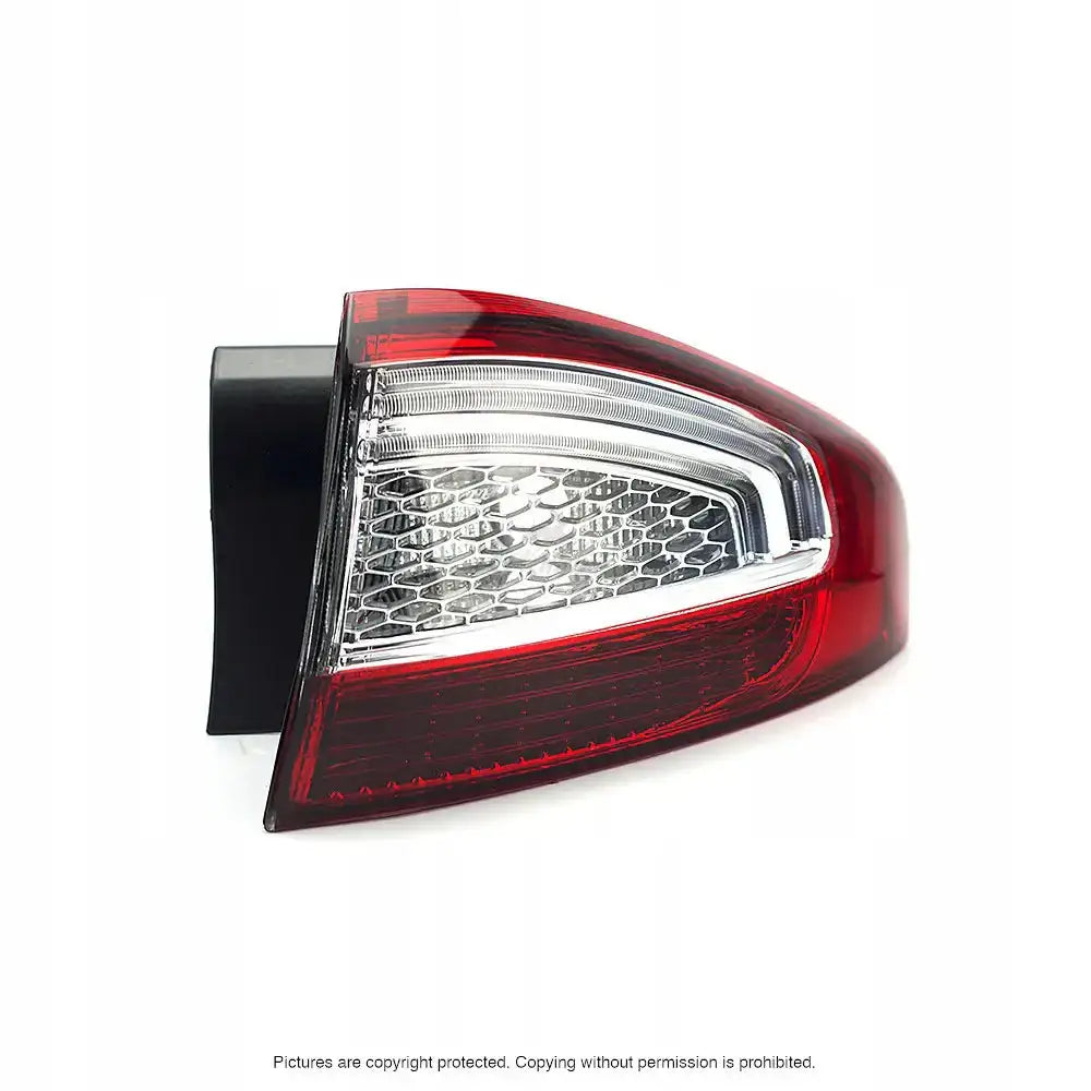 Baklys Ford Mondeo IV Facelift LED med rød og klar linse, synlig bikubemønster i reflektoren.