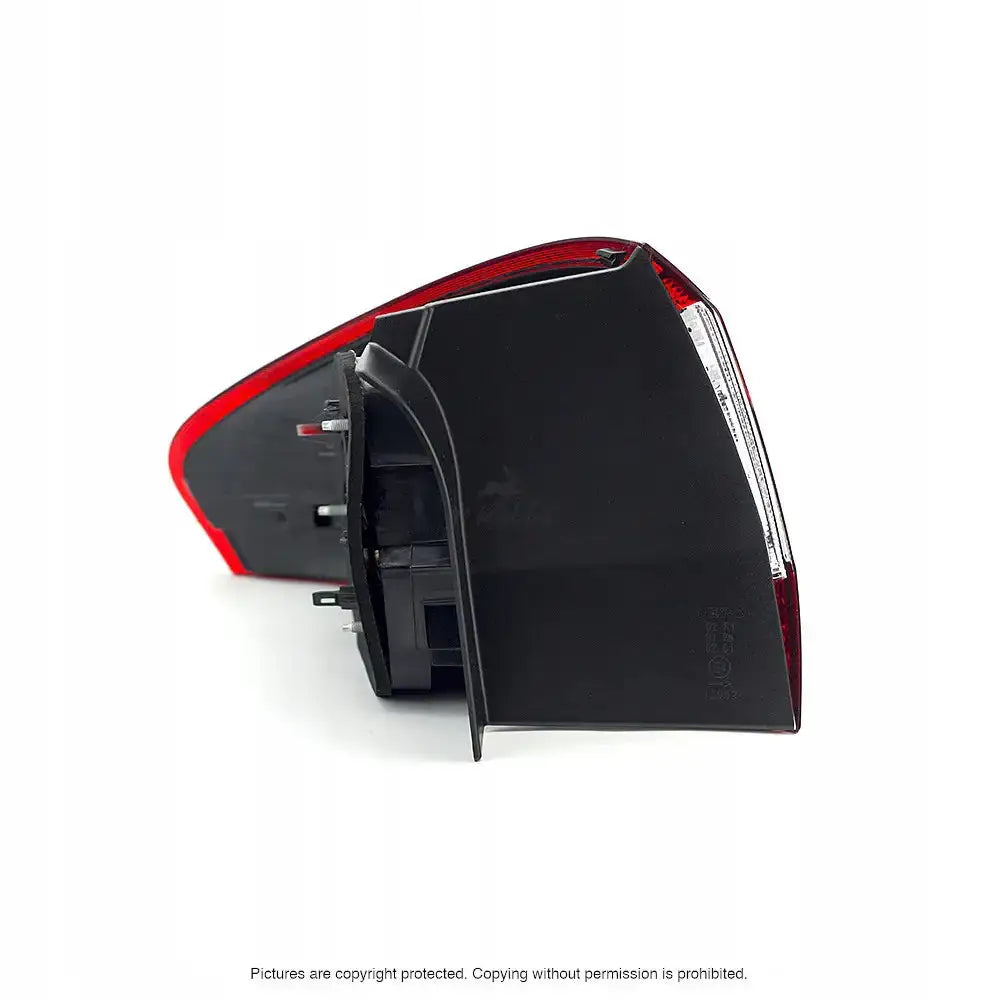 Baklykter Ford Mondeo IV Facelift 10-14 LED sett skrått bakfra med synlige festepunkter og hvit refleks.