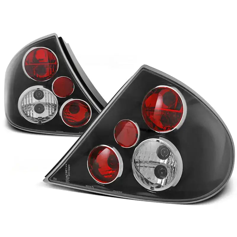 Baklykter Ford Mondeo Mk2 sorte med fire runde linser mot hvit bakgrunn.