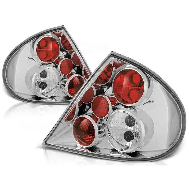 Baklykter Ford Mondeo Mk2 med klart glass, sølvdetaljer og runde røde og hvite felt, sett skrått forfra.