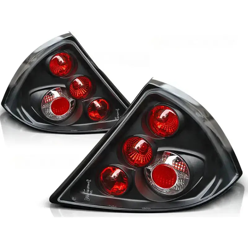 Baklykter Ford Mondeo Mk3 med sorte hus og røde, klare linser, sett fra skrå vinkel.