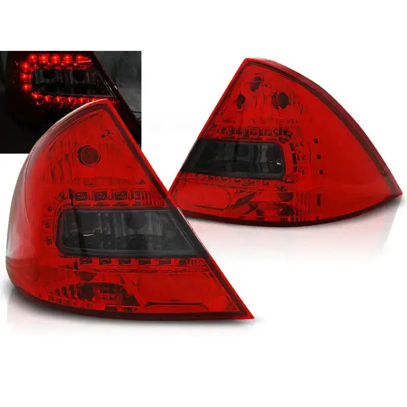 Baklykter Ford Mondeo Mk3 Red Smoke LED, sett fra skrå vinkel med tent detaljbilde øverst til venstre.