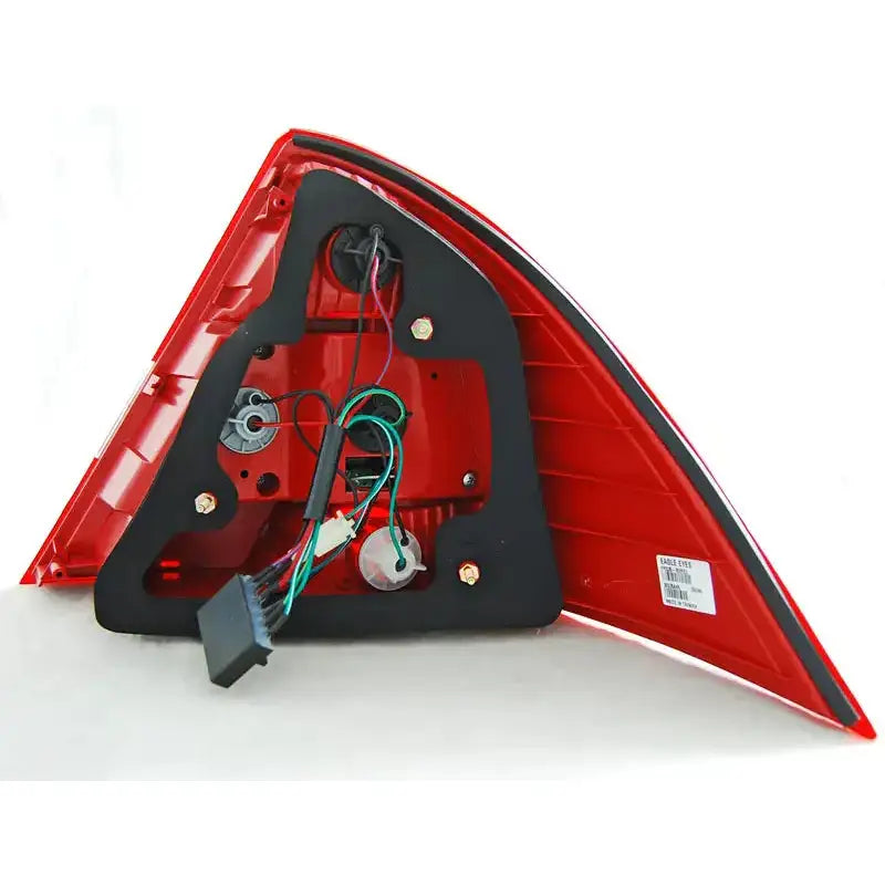 Baklys Ford Mondeo Mk3 bakside med synlige ledninger, koblinger og festeanordninger for montering.