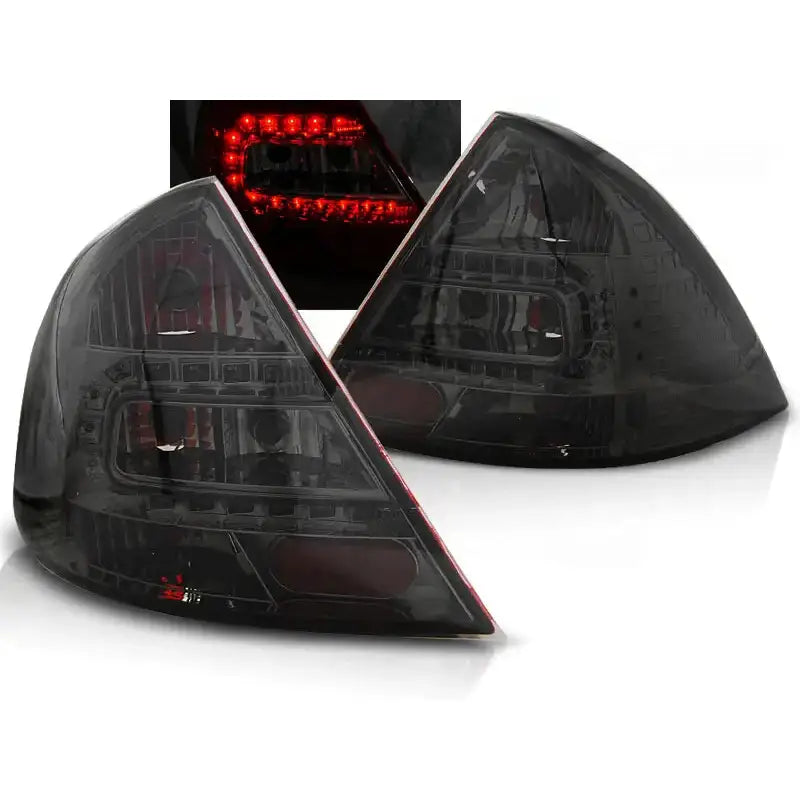 Baklykter Ford Mondeo Mk3 09.00-07 smoke LED, sett fra skrå vinkel med synlige røde LED-lys.