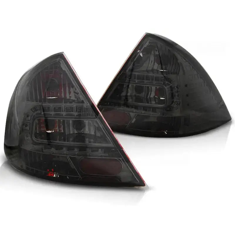 Baklykt Ford Mondeo Mk3 09.00-07 med smoke LED, vist fra skrå vinkel med mørkt glass.