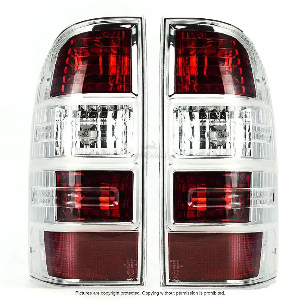 Baklykter Ford Ranger 09-11 P21W med klart og rødt rektangulært plastglass, sett forfra.
