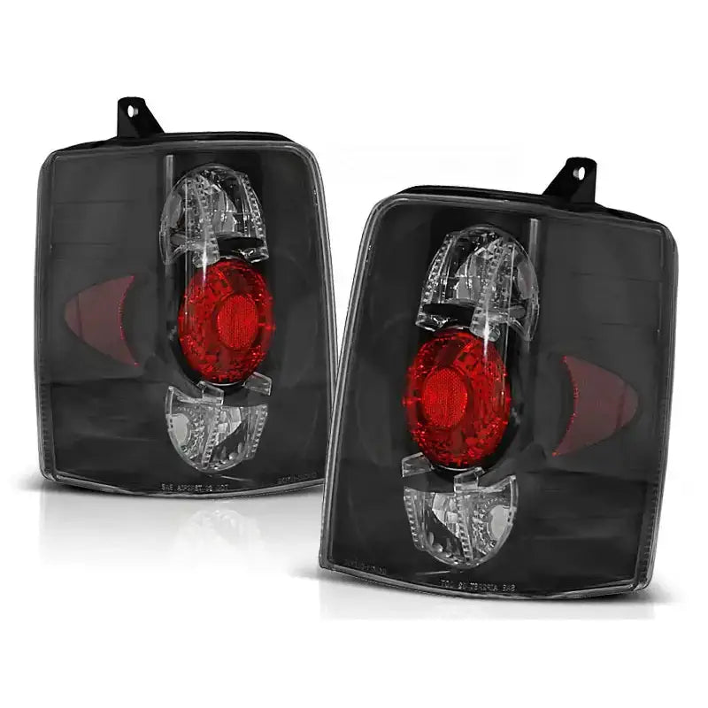 Baklykter Grand Cherokee ZJ 93-99 med sotet glass, klare og røde detaljer, sett forfra.