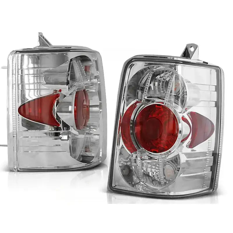Baklykter Grand Cherokee ZJ 93-99 Chrome med klare linser og røde detaljer, sett fra skrå vinkel.