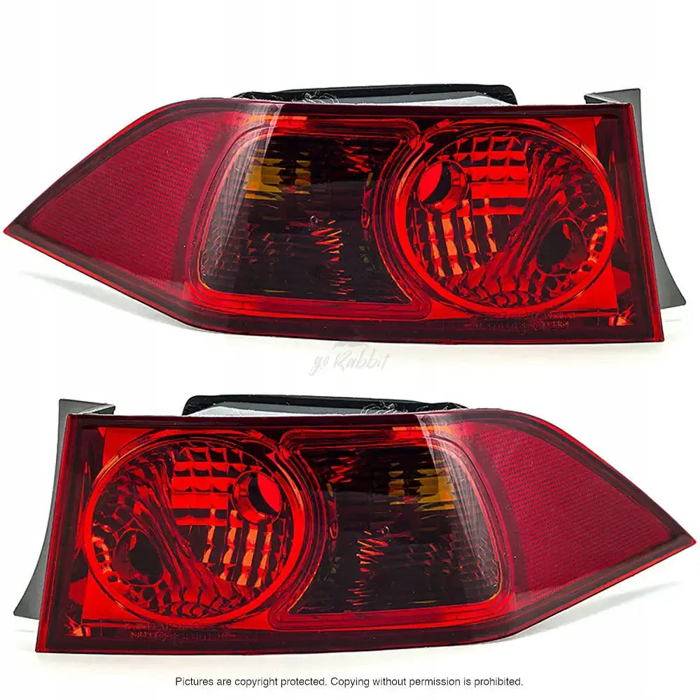 Baklykter Honda Accord 02-05 i klar rød plast med reflekterende mønster, sett fra skrå vinkel.