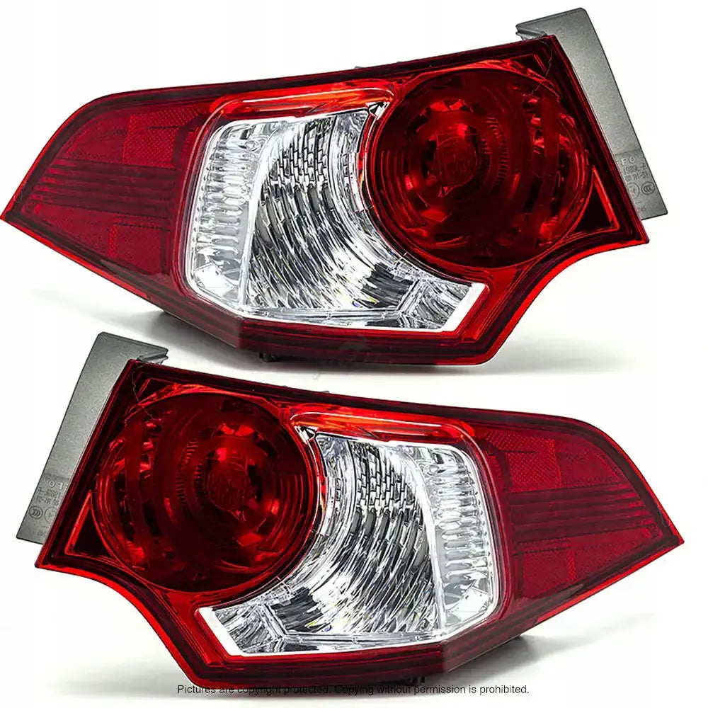 Baklykter Honda Accord 07-11 i rødt og klart plast med sølvreflektorer, sett fra skrå vinkel.