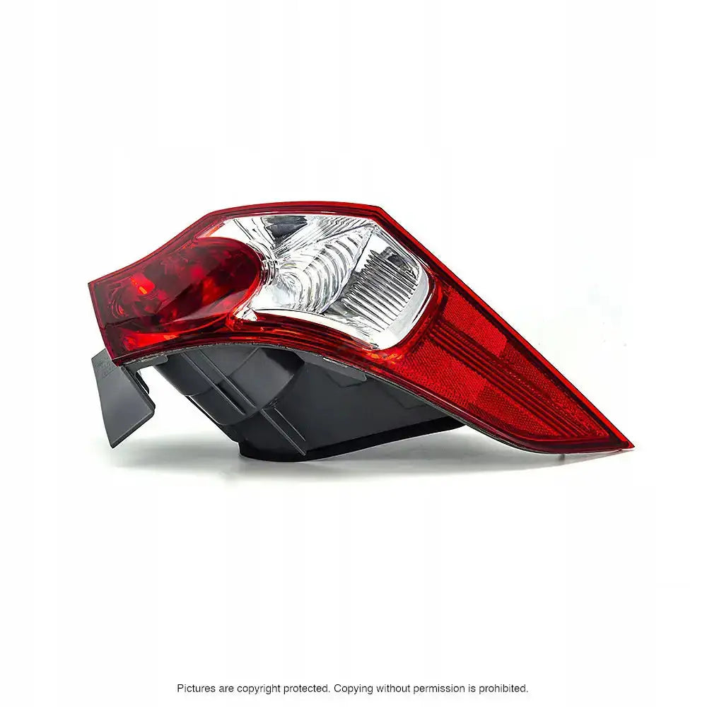 Baklykt Honda Accord 07-11 i plast med røde og klare felter, sett fra siden mot hvit bakgrunn.