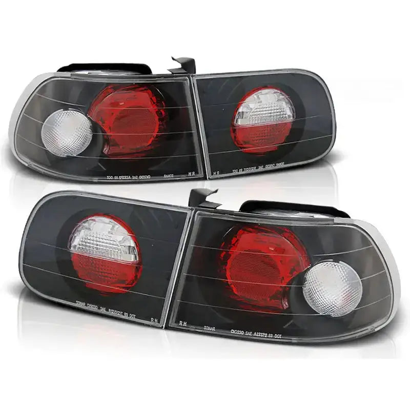 Baklykter Honda Civic 09.91-08.95 3D Black med rød og klar linse, svart innfatning, skrå vinkel.