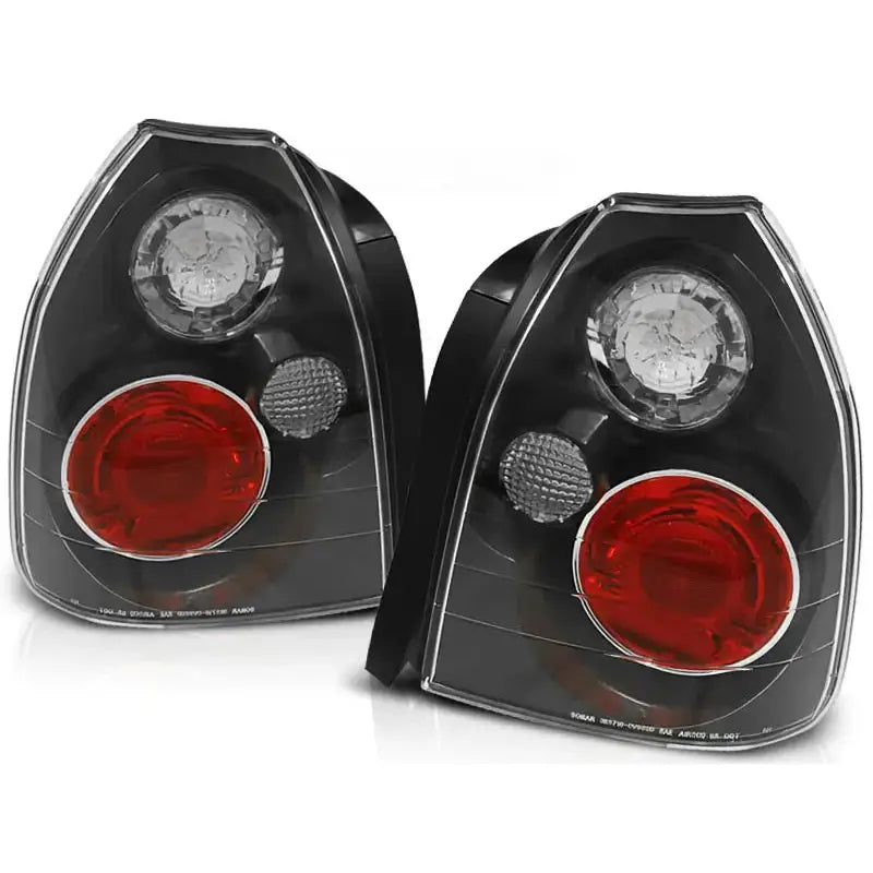 Baklykter Honda Civic 09.95-02.01 3D Black med rød og hvit linse, sett forfra på hvit bakgrunn.