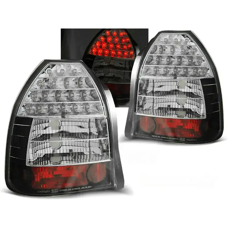 Baklykter Honda Civic 09.95-02.01 3D Black LED med klar plast og sorte detaljer, sett fra skrå vinkel.