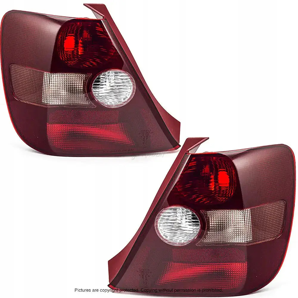 Baklykter Honda Civic 7 01-03 i rød og klar plast med refleks og blinklys, vist fra vinkel.