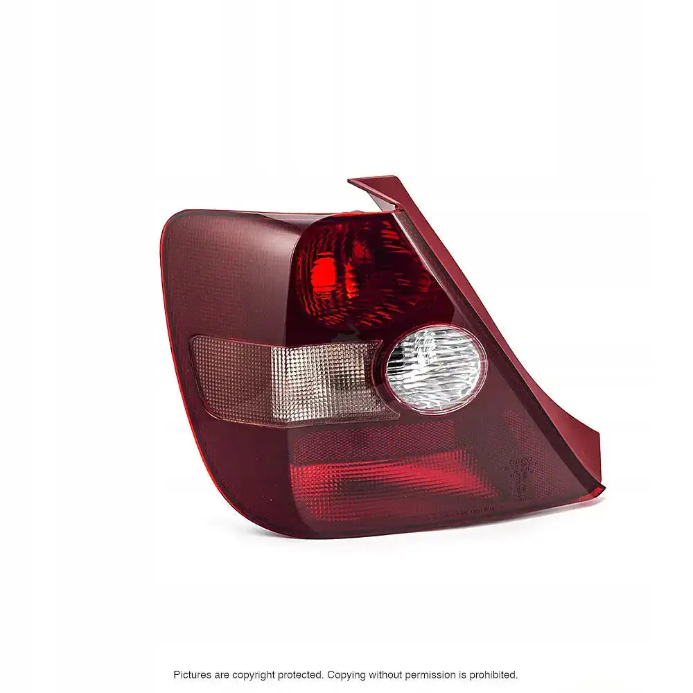 Baklykt Honda Civic 7 01-03 med rødt og klart glass, sett skrått fra siden på hvit bakgrunn.